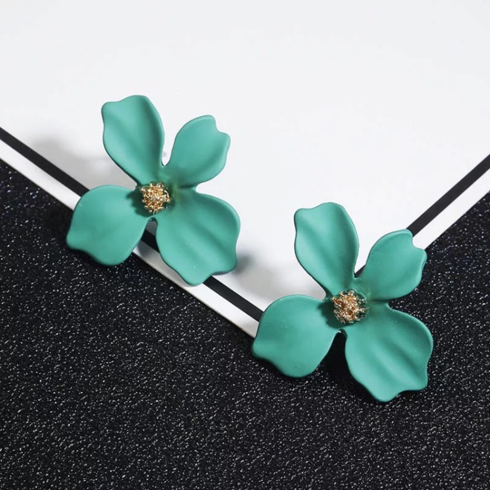 “Riya” Minimalist Cute Gold Floral Stud Earring - Picture 11 of 13
